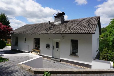 Wohnen wie im Paradies.  Modernisiertes Ein-Zweifamilienhaus.