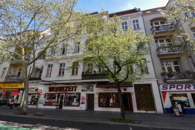 IDYLLISCH IM HINTERHAUS: 2-ZIMMER-ALTBAU MIT WEITBLICK & BALKON IM 4.OG OHNE AUFZUG - PROVISIONSFREI