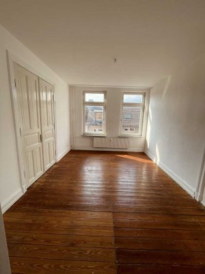 Helle 4-Zimmer Altbau | WG geeignet | beste Lage | großer Balkon | von Privat | ab 01.11.2025