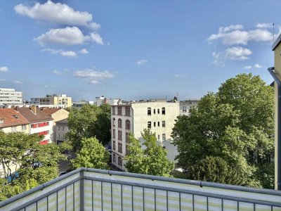 Renovierte Penthouse-Wohnung mit großer Dachterrasse 1min von der S-Bahn Station Ledermuseum und EBK