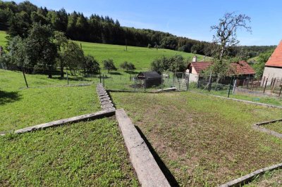 Wohnhaus mit großzügigem Platzangebot, zwei Garagen und wunderschönem Ausblick!