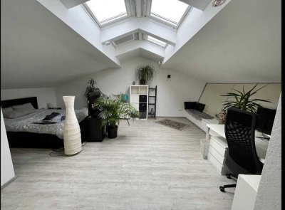 Moderne möblierte sonnige Maisonettewohnung  mit Balkon und TG