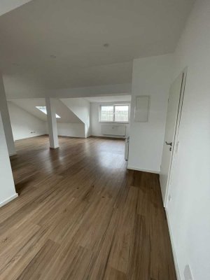 2-Zimmer Dachgeschosswohnung in Hanau, mit Außenstellplatz
