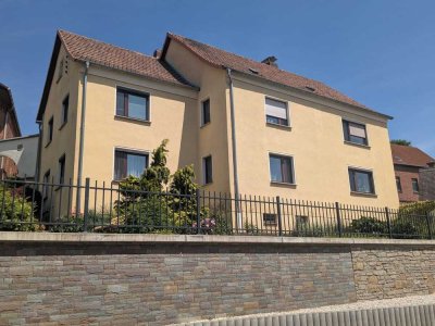 Großes Wohnhaus mit Nebengebäuden in ruhiger Lage und viel Platz für die Familie