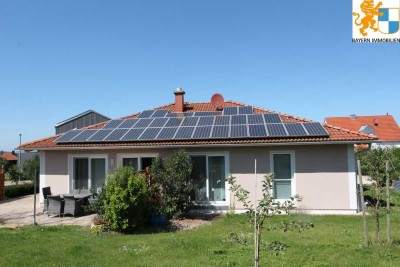 Niedrigenergiehaus – Moderne Architektur - neuwertiger Bungalow mit sehr großem Grundstück