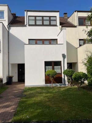Einfamilienhaus mit Garage  -RENOVIERUNGSBEDÜRFTIG-