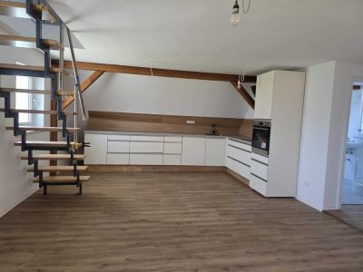 neu renovierte 2 Zimmer-DG-Maisonette mit EBK u. Stellplatz