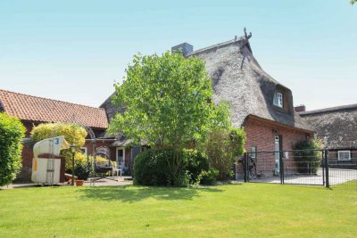 Gepflegte Doppelhaushälfte unter Reet samt Garten, Sauna, Whirlpool und Bauland  in Feldrandlage