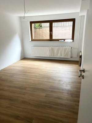 Sanierte  2 Zimmer Souterrain Wohnung ( ohne Einbauküche )