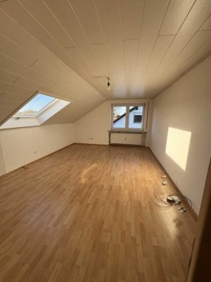 Lichtdurchflutete 3 ZKB Dachgeschosswohnung in Obertraubling