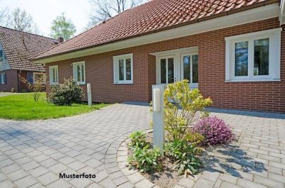 Modernes Einfamilienhaus mit Terrasse und Poolhaus