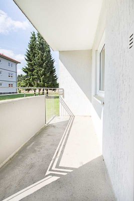 Schöne renovierte DG-Wohnung mit Balkon, Küche, Garage, WDVS & Fassade neu saniert!