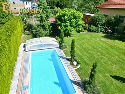 Wohnen mit Mehrwert – großzügiger Gemeinschaftsgarten mit Pool inklusive