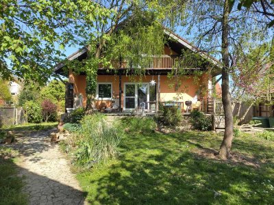 Attraktive 6-Zimmer-Wohnung in einem Zweifamilienhaus mit EBK in Offenburg Griesheim