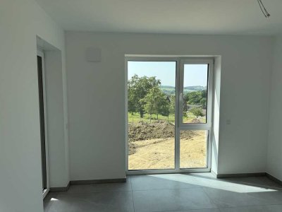 **Energiesparende Oase: Ihre lichtdurchflutete Wohnung mit geräumiger Terrasse!**