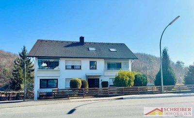 Zweifamilienhaus mit 3 Garagen und Garten in Bad Laasphe - Fischelbach zu verkaufen.