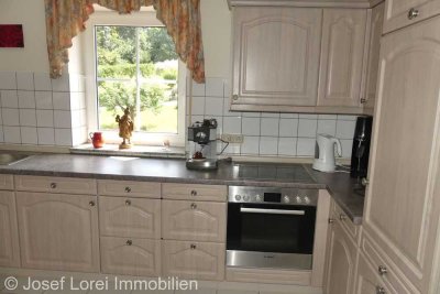 WOHNEN auf dem Land? DG-Wohnung mit Wanne, Dusche u. EBK in ruhiger Ortsrandlage