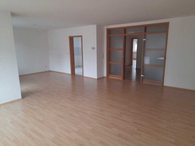 3,5-Zimmer-Wohnung mit Balkon & Garage & EBK (optional)