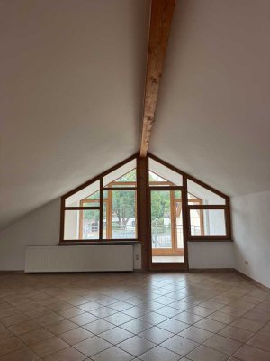 Großzügige Dachgeschosswohnung mit Wintergarten, Balkon & Weitblick – sofort bezugsfrei!