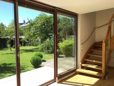 Lichtdurchflutetes Haus-im-Haus/Maisonette-Wohnung mit Garten und Doppelgarage und Wintergärten