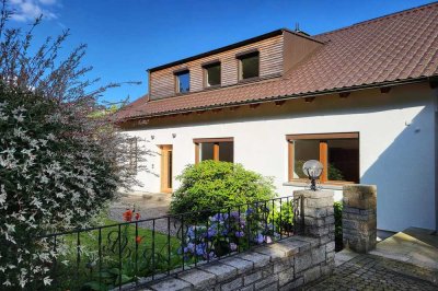 Hochwertiges Zweifamilienhaus mit traumhaftem Garten
