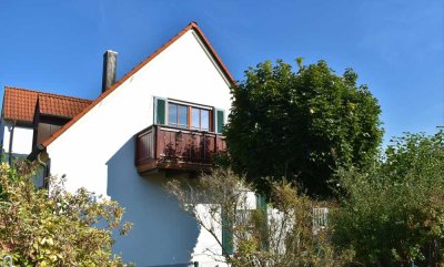 Helle 3-Zimmer Dachgeschoss Wohnung mit Balkon, Garten und Einbauküche