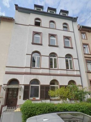 Geschmackvolle, vollst. renovierte 3-Zimmer-Altbau-Wohnung mit geh. Innenausstattung