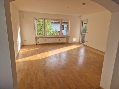 Geschmackvolle 3,5-Raum-Wohnung mit Balkon und Einbauküche in Putzbrunn
