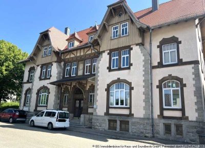 In denkmalgeschützten Wohnhaus: Gemütliche 5-Zimmer-Wohnung im DG