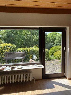 Sehr helle 2-Zimmer-Souterrain-Wohnung mit Terrasse