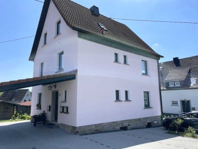 Helle, moderne 2-ZKB Wohnung mit Gartenhaus, Terrasse und zwei Stellplätzen