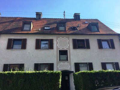 **NEUSÄß / WESTHEIM** Helle und gepflegte 2 ZWkB-Dachgeschosswohnung in ruhiger Lage
