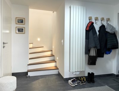 Moderne 2,5 ZKB Wohnung, Terrasse, Hof, in 2FH