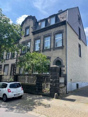 Schöne Altbauwohnung. Sehr zentral gelegen. Fernwärme.