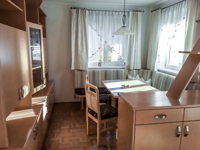Sonnige 3-Zimmer-Dachgeschosswohnung mit Balkon &amp; Tiefgarage – möbliert &amp; sofort verfügbar