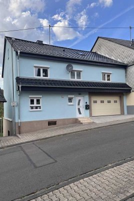 Großzügiges Doppelhaus, modernisiert und sofort bezugsbereit!