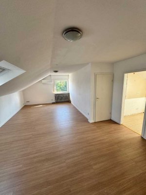 Bezugsfrei ab dem 01.09.25: Dachgeschosswohnung mit neuer Küche, Klimaanlage und Top-Lage am Park