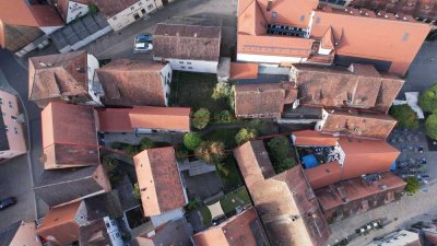 *Reserviert* Haus mit Garten, Nebengebäude & Scheune direkt am Marktplatz (Zentrum)
