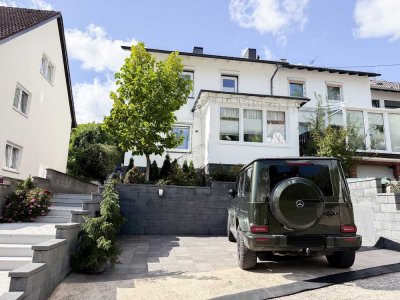 Von der Weitsicht ins Blütenmeer zur Geborgenheit vorm Kaminfeuer! Einfamilienhaus in Top-Lage!