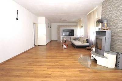 Mehrgenerationenhaus, Terrasse, Balkon, Garten, Garage.