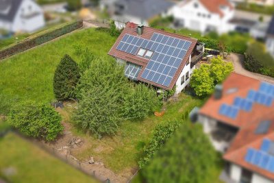 Raum für Kinderlachen: Freistehendes Haus mit großem Grundstück & Doppelgarage in ruhiger Lage.