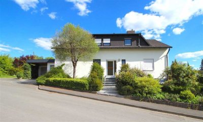 Ein- bis Zweifamilienhaus mit zwei Eingängen und Doppelgarage in Ortsrandlage von Fritzlar (Geismar)