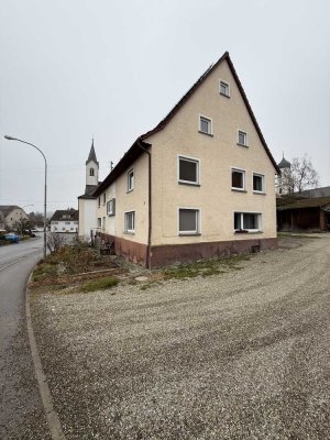 Modernisiertes Haus mit acht Zimmern und EBK in Attenweiler