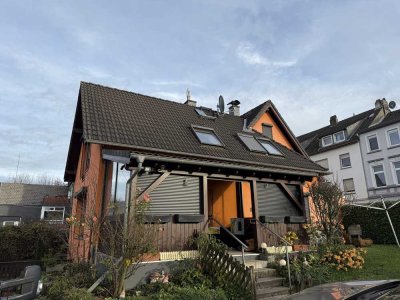 Freistehendes Einfamilienhaus mit Garten, 2 Stellplätzen und Hofhäuschen -