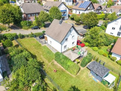 Einfamilienhaus mit großem Garten und Garage