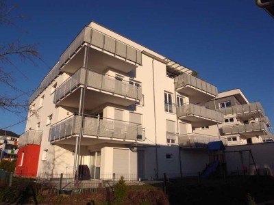EINZIEHEN & WOHLFÜHLEN – 4,5-Zi-Wohnung im 2. OG mit EBK, Balkon, Garage & Außenstellplatz.