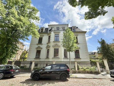 BEGEHRTE LAGE! Stilvolle, freie 4-Zimmer-Wohnung in familiärer Altbauvilla!