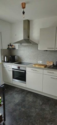 Ansprechende und vollst. renovierte 2-Zimmer-Wohnung mit geh. Innenausstattung mit Balkon und EBK