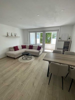 Geschmackvolle renovierte Wohnung mit Loggia und Einbauküche in Augsburg-Hochzoll