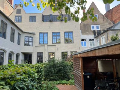 Luxuriöse 2-Zimmer-Terrassenwohnung auf der Lübecker Altstadtinsel !  
Kernsaniert ! Denkmalschutz